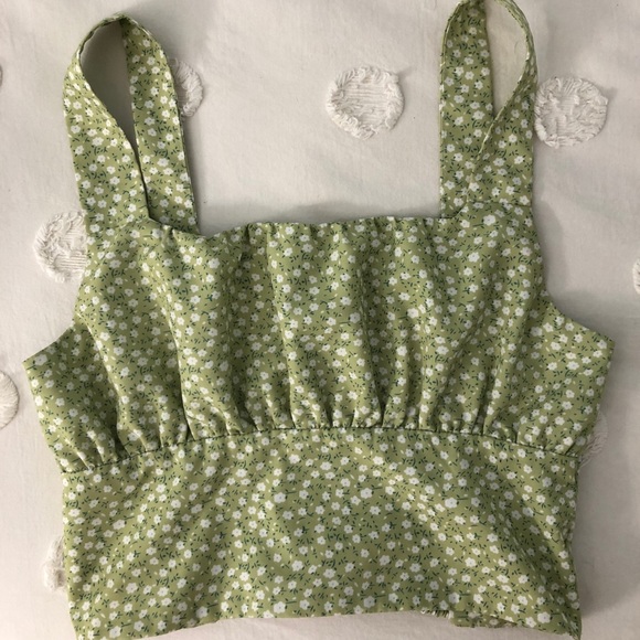 Brandy Melville Tops - green brandy like floral top